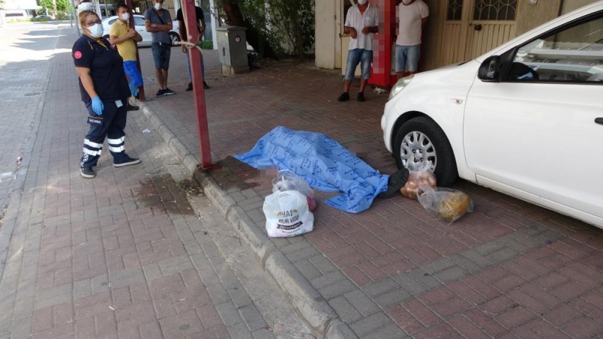 Antalya'da alışverişten dönerken yere yığılan adam hayatını kaybetti
