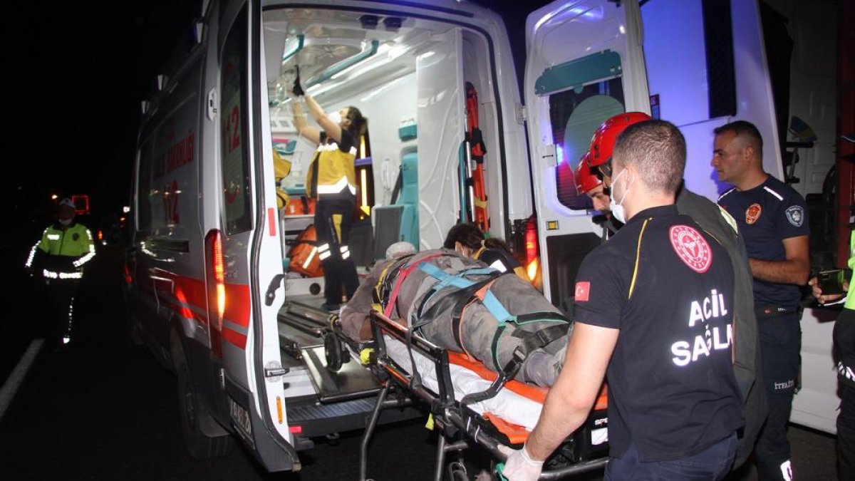 Manisa'da direksiyon hakimiyetini kaybeden sürücü karayolunda savruldu
