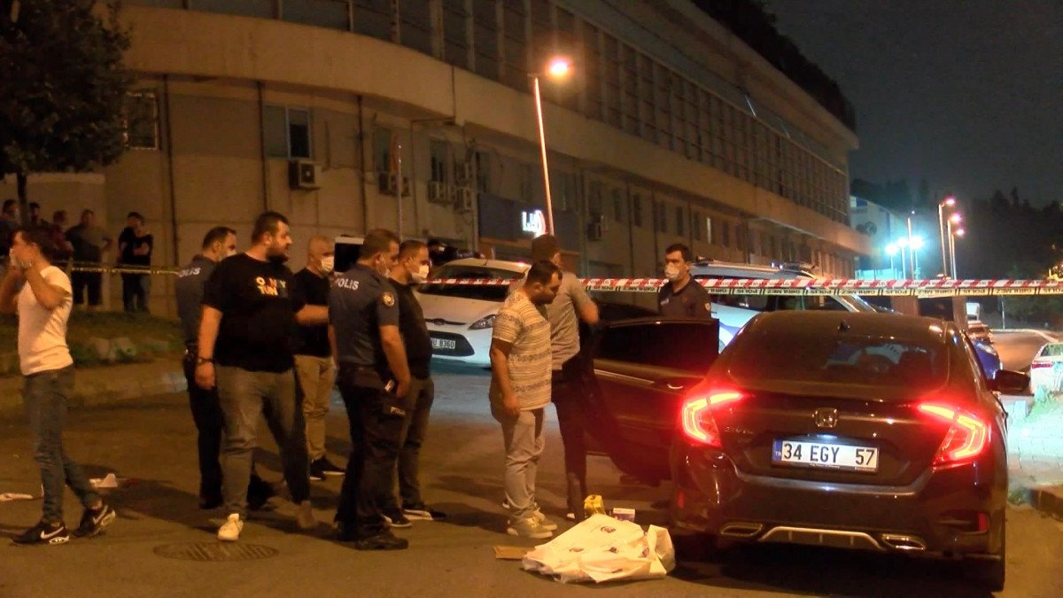 Küçükçekmece'de otomobilin içinde ceset bulundu