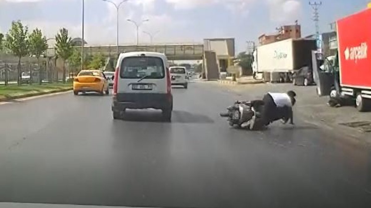 Gaziantep'te motosikletli iki genç, yola dökülen yağ nedeniyle kayarak savruldu