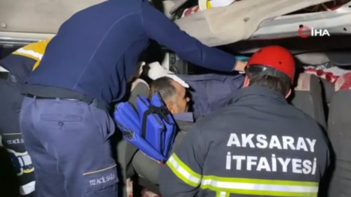 Aksaray'da işçileri taşıyan minibüs, tıra çarptı: 17 yaralı