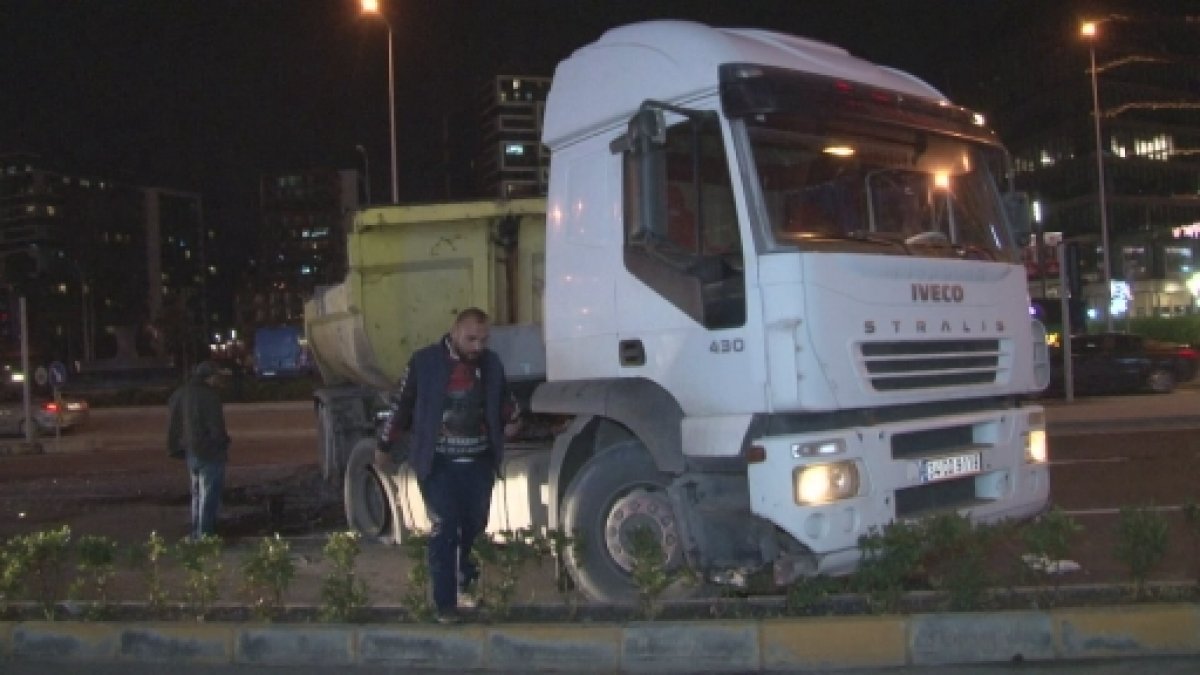 İstanbul'da İETT otobüsü, hafriyat aracına çarptı