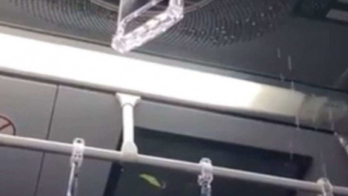 İstanbul'da yağmur sonrası metrobüsün tavanı aktı