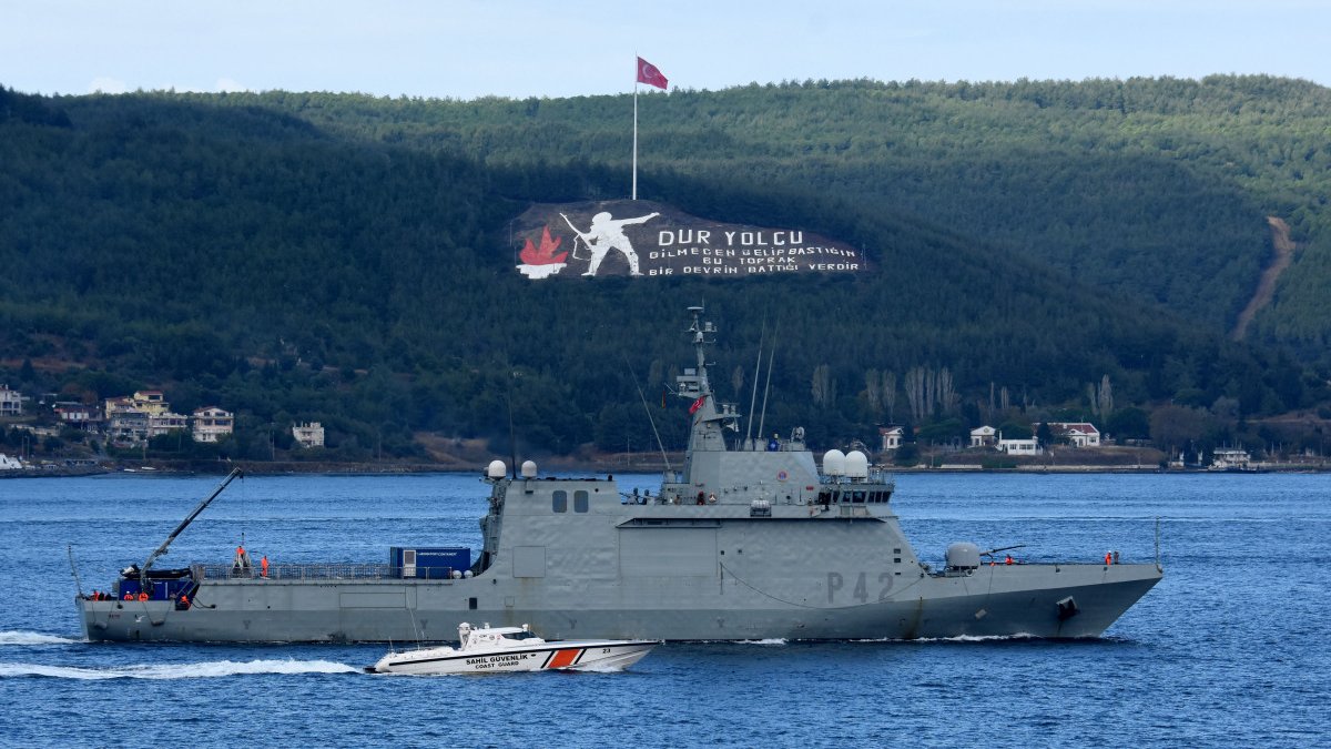 Boğazdan geçen NATO savaş gemileri, Çanakkale'ye ulaştı