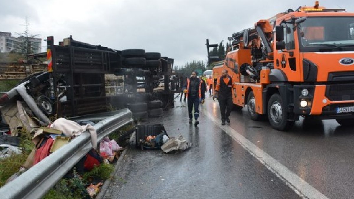 Kocaeli'de arızalanan aracı yolcularla birlikte taşıyan çekici TEM’de devrildi