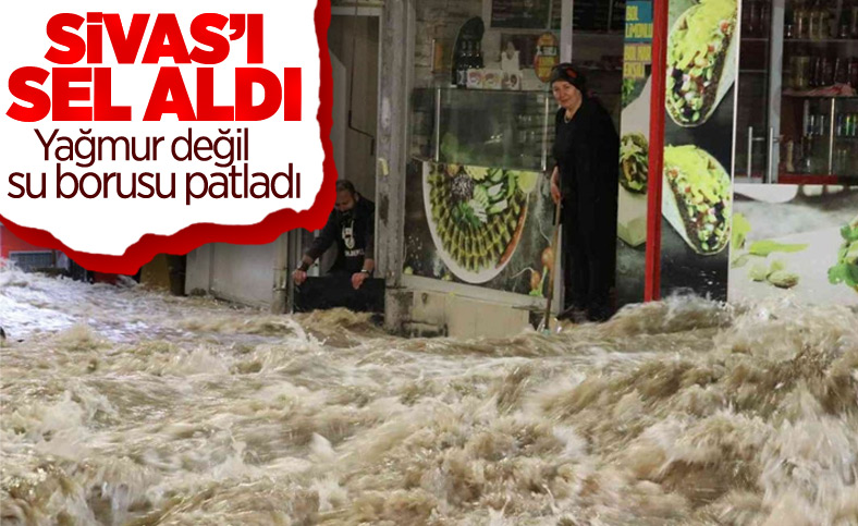 Sivas'ta caddede patlayan su borusu nedeniyle dükkanları su bastı
