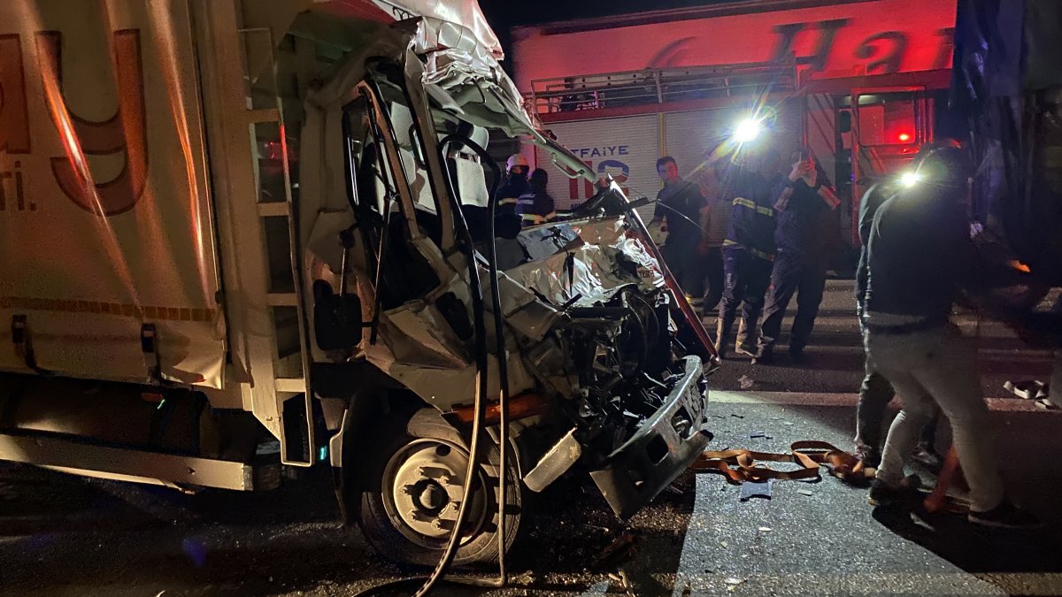 Kocaeli'de tıra arkadan çarpan, kamyonet sürücüsü kabinde sıkıştı