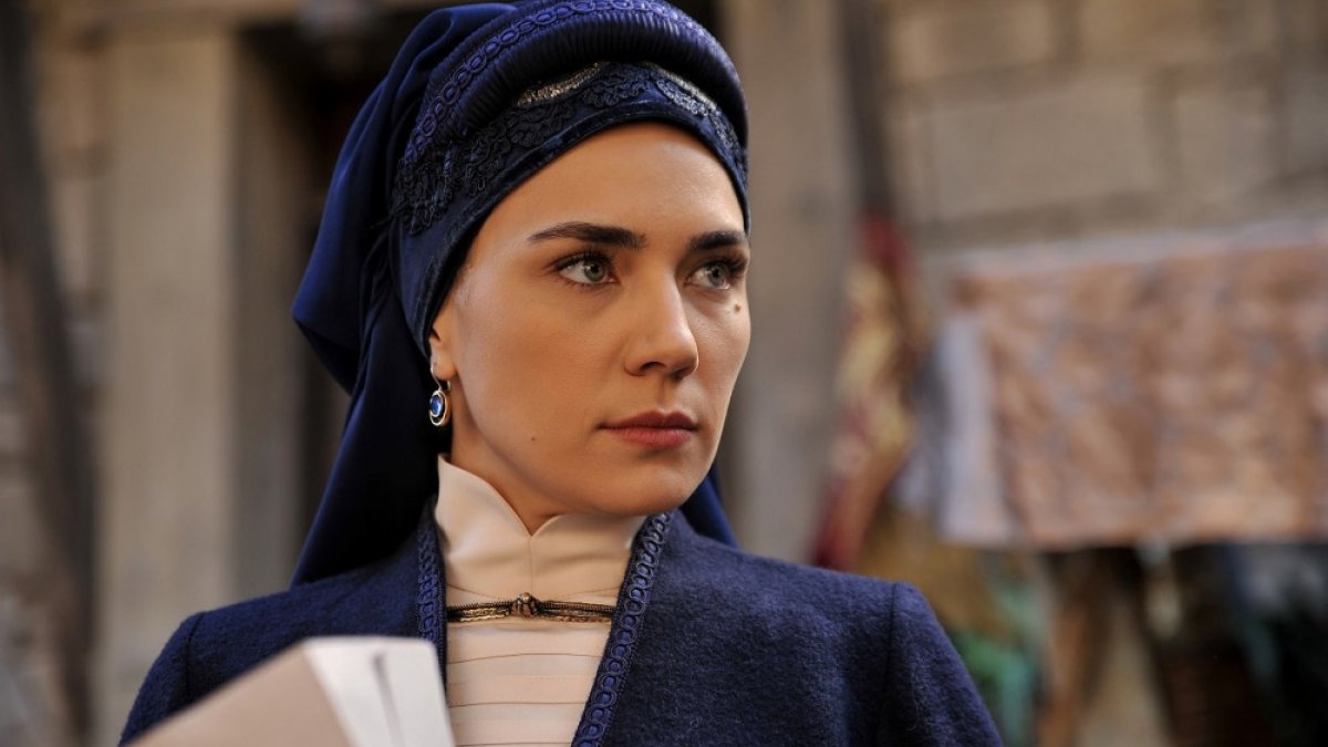 Buse Varol'dan zehir zemberek sözler! Açtı ağzını yumdu gözünü