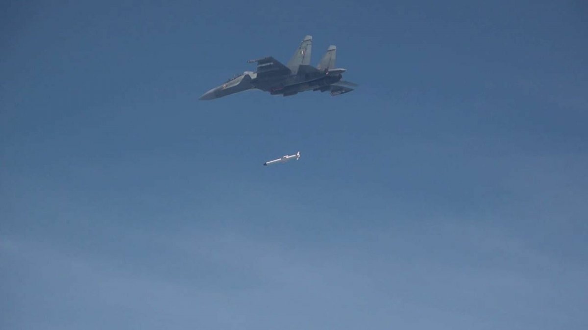 Hindistan ürettiği ilk uzun menzilli bombasını denedi