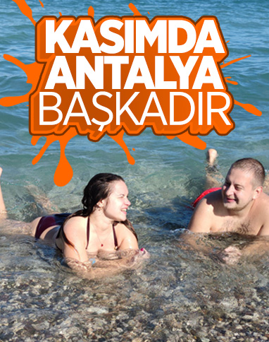 Antalya'daki turistlerin deniz keyfi sürüyor