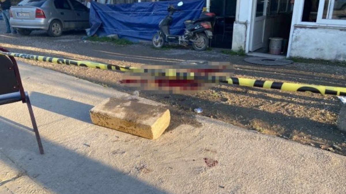 Sakarya'da bir kişi, kahvehane önünde silahlı saldırıya uğradı