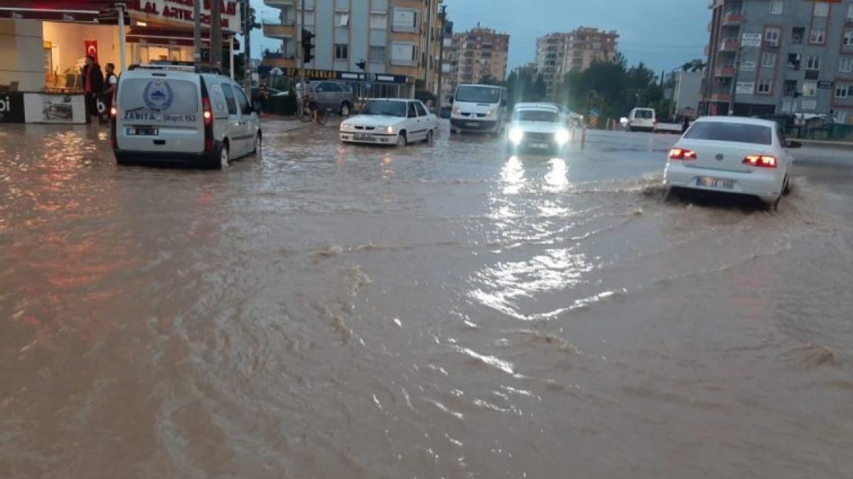 Osmaniye'de sağanak yağış sonrası yolları su bastı
