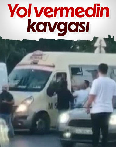 Küçükçekmece'de yol verme kavgası kamerada