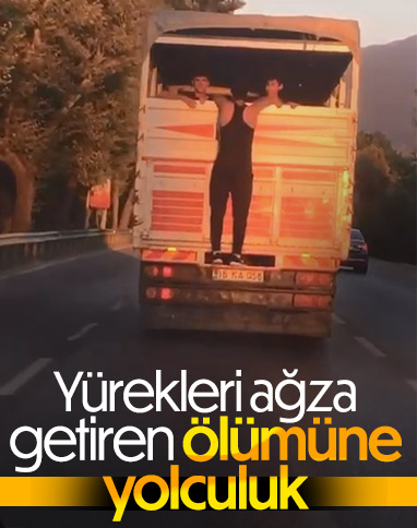 Bursa'da kamyon kasasının kapağına tutunarak seyahat etti