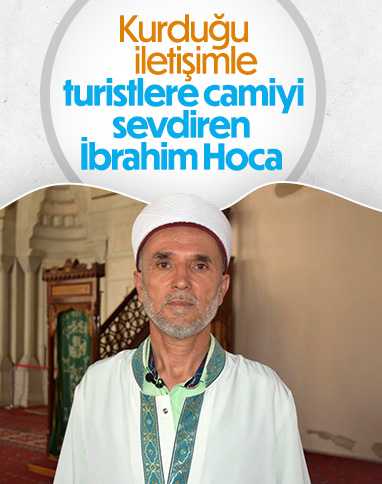 İzmir’de, imamın turistlerle olan iletişimi takdir topladı