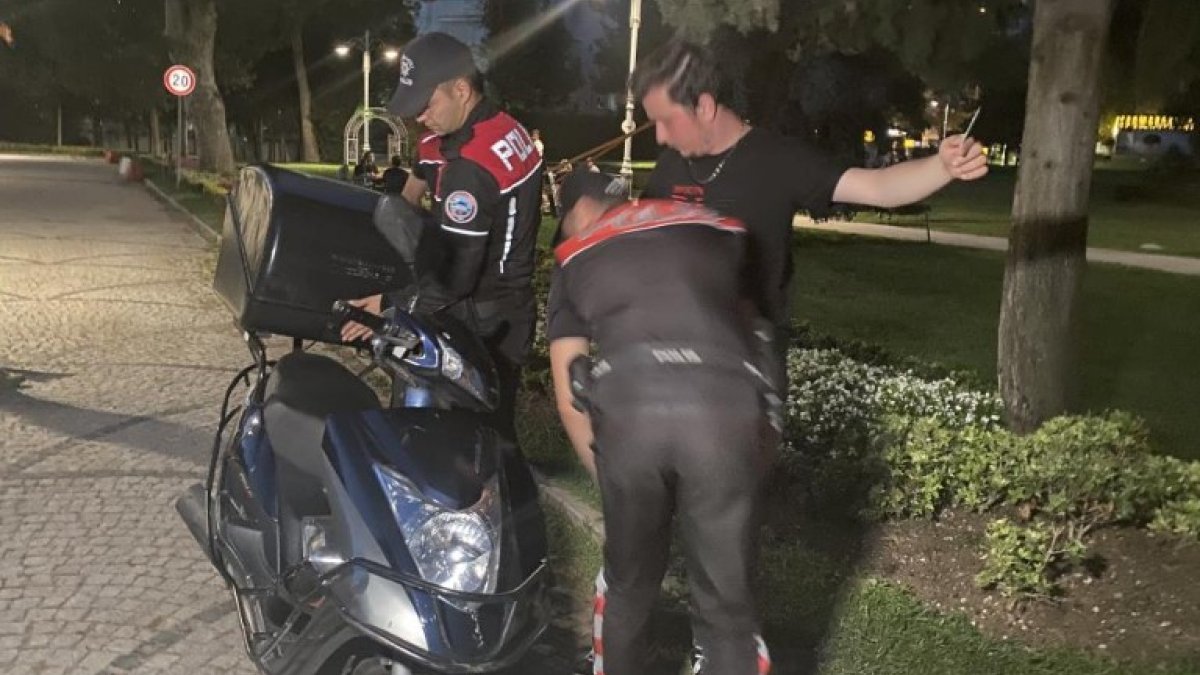 İstanbul Kadıköy’de park ve bahçelerde narkotik köpekli denetim