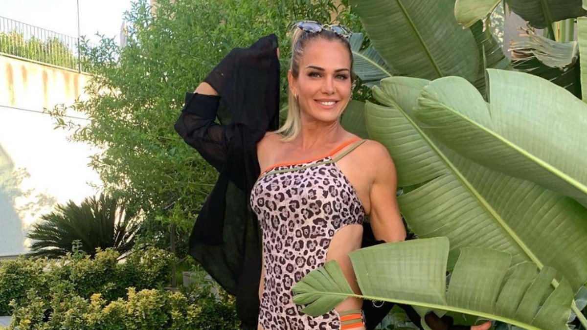Survivor Nagihan Karadere derin yırtmacıyla nefesleri kesti! 'Bu çekicilik halis mi'