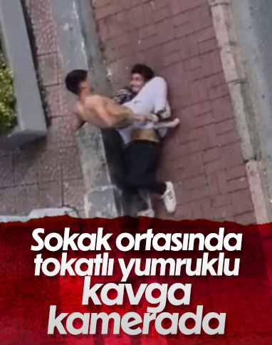 İstanbul'da 2 genç sokak ortasında birbirini yumrukladı