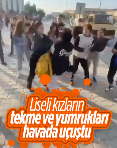 Adana'da liseli kızların kavgasını arkadaşları gülerek kaydetti