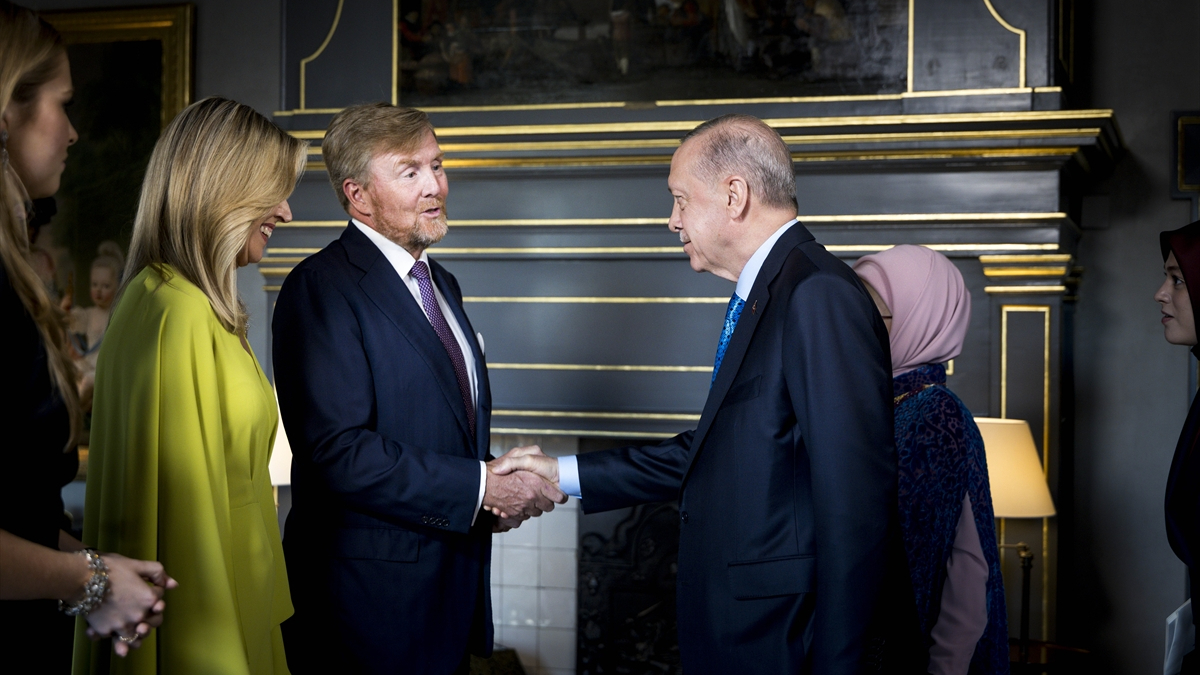 Hollanda Kralı’nın verdiği yemekte dikkat çeken oturma düzeni Hollanda Kralı’nın verdiği yemekte dikkat çeken oturma düzeni