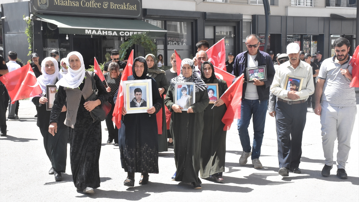 Van’da evlat nöbetindeki aileler sessiz yürüyüş yaptı Van’da evlat nöbetindeki aileler sessiz yürüyüş yaptı