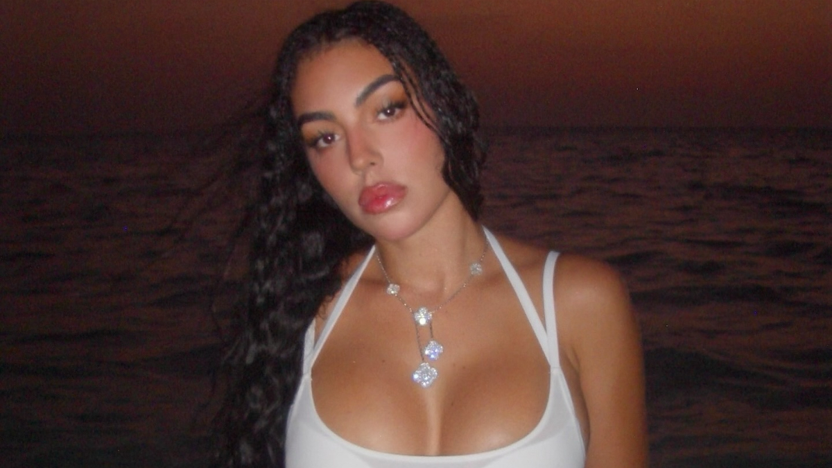 Ronaldo’nun sevgilisi Georgina Rodriguez’in tatil kareleri! Beyaz mini şort gündem oldu Ronaldo’nun sevgilisi Georgina Rodriguez’in tatil kareleri! Beyaz mini şort gündem oldu