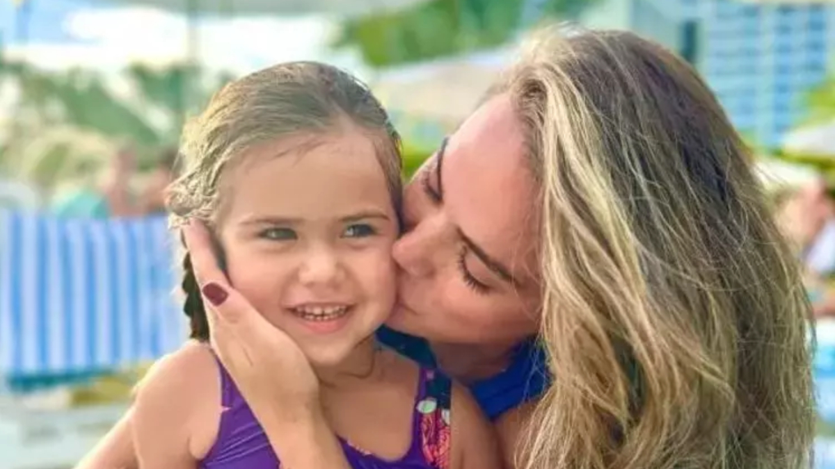 Oyuncu Ceyda Ateş kızı Talia ile yeni video yayınladı! İşte öpmelere doyamadığı anlar Oyuncu Ceyda Ateş kızı Talia ile yeni video yayınladı! İşte öpmelere doyamadığı anlar