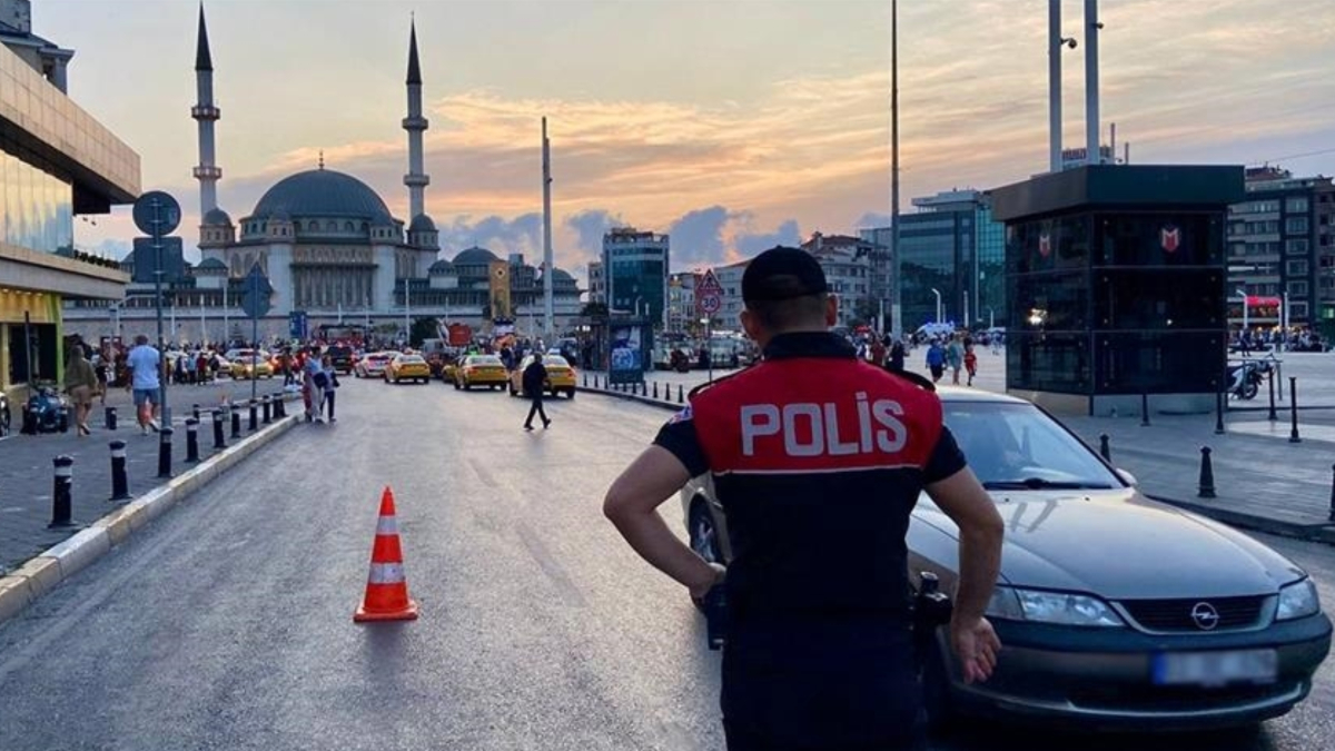 ‘Huzur İstanbul’ uygulamasında 621 kişi gözaltına alındı ‘Huzur İstanbul’ uygulamasında 621 kişi gözaltına alındı