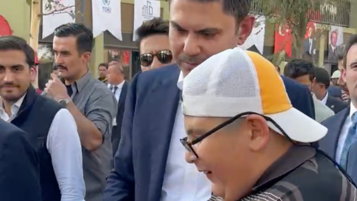Malatya’da sevgi dolu görüntüler: Murat Kurum, Erdoğan hayranı çocuğu bağrına bastı Malatya’da sevgi dolu görüntüler: Murat Kurum, Erdoğan hayranı çocuğu bağrına bastı