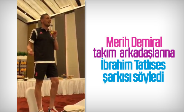 Merih Demiral takım arkadaşlarına şarkı söyledi