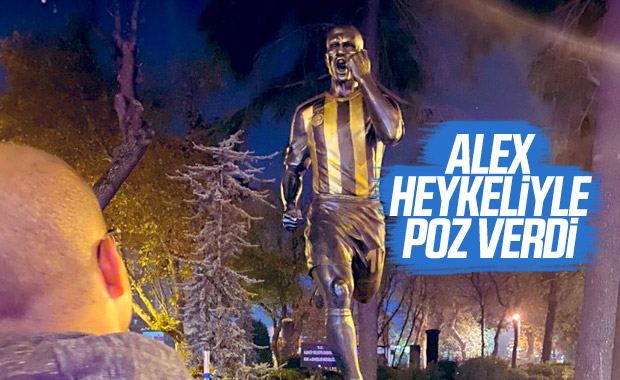 Alex de Souza, Kadıköy'deki heykeliyle poz verdi