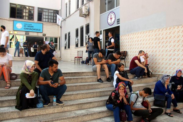 Sınava giremeyen öÄŸrenciler sinir krizi geçirdi