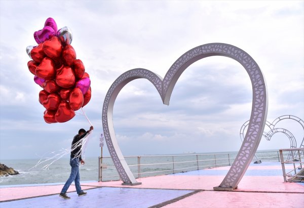 Sevgililer Günü'nün vazgeçilmezi balon satıcıları