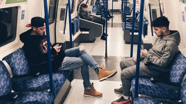 Mesut Özil metroda