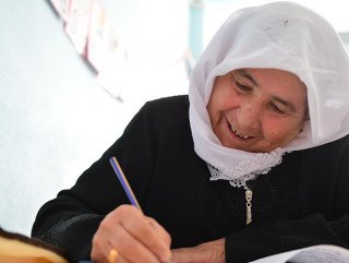 77 yaşında okur yazar oldu