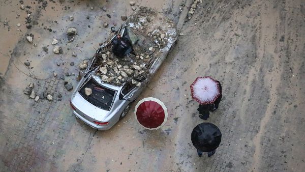 Adana'da istinat duvarı araçların üzerine çöktü