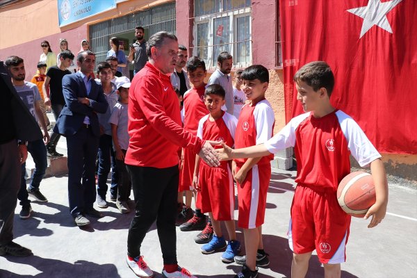 Bakan Bak Türk bayrağını asan çocuklarla maç yaptı