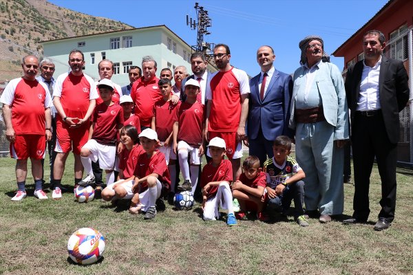 Bakan Bak Türk bayrağını asan çocuklarla maç yaptı