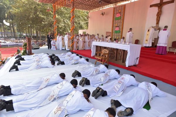 Bangladeş'te Papa'ya yoğun ilgi