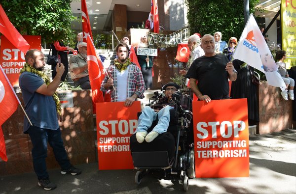 Avustralyalı Türkler Mehmetçik için ayakta