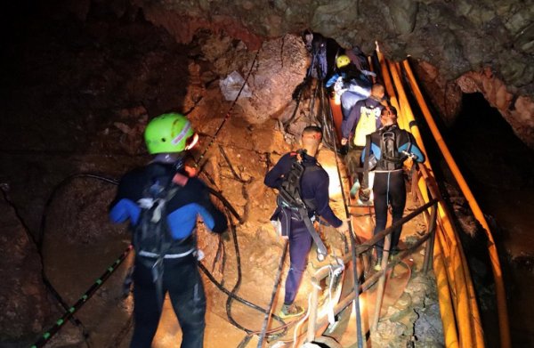 Tayland'da mahsur kalan çocukların tamamı kurtarıldı