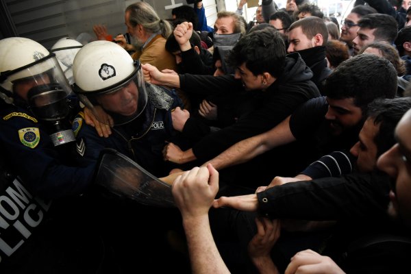 Yunanistan'da haciz mağdurları polis dövdü