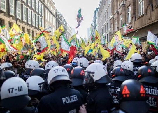 Almanya'da PKK'lılar polisler ile çatıştı