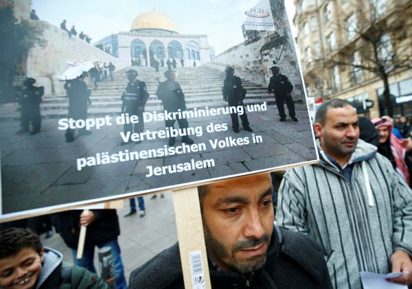 Merkel İsrail karşıtı mültecileri sınır dışı edecek