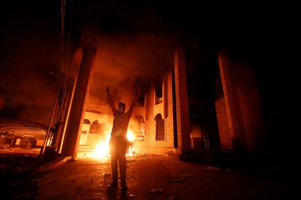 Basra'da İran Başkonsolosluğu basıldı