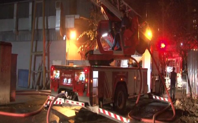 Mobilya fabrikasındaki yangında çalışanları mahalleli kurtardı
