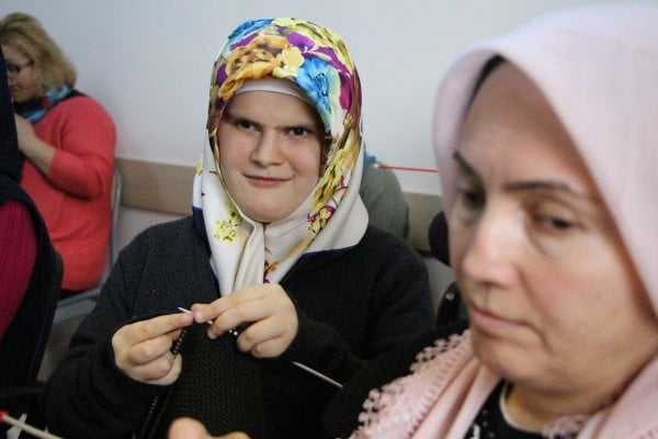 Görme engelli kadınlar Mehmetçik için örüyorlar