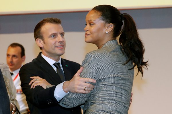 Senegal'de Macron ve Rihanna karşıtı gösteri