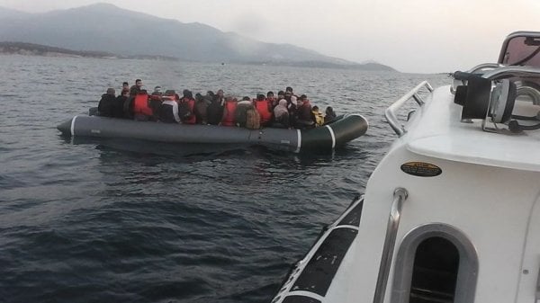 İzmir'de lastik botta 60 kaçak yakalandı 