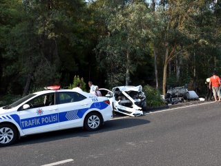 Otomobil, radar aracına çarptı: 4 yaralı